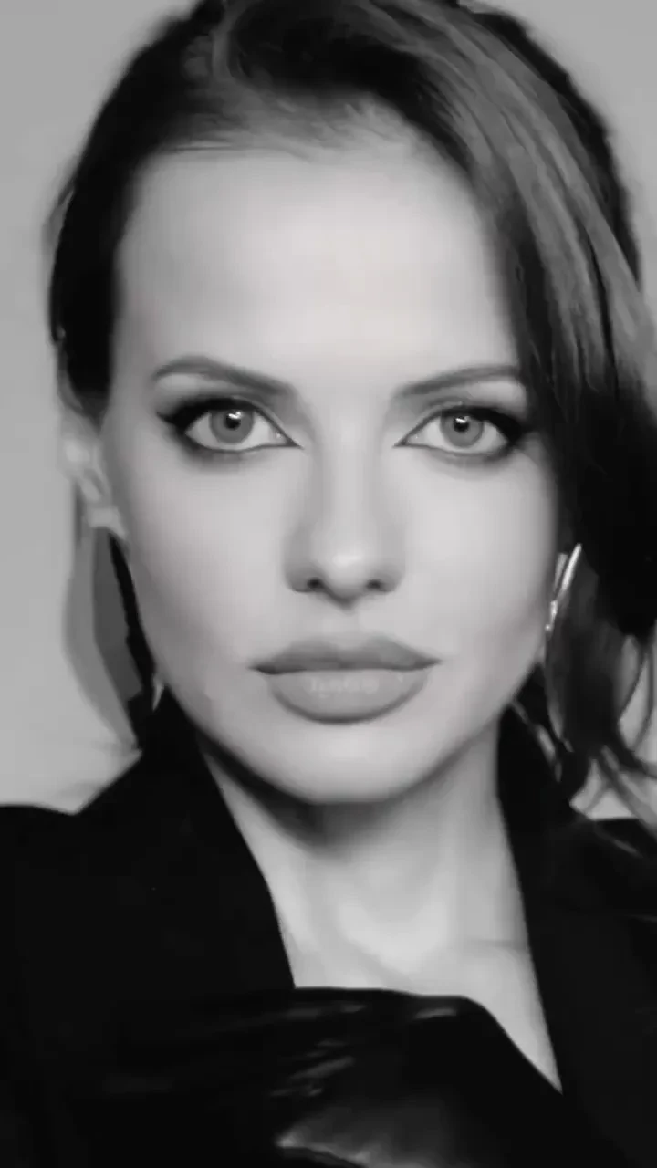 Бывший пресс-секретарь министра обороны России Россияна Марковская снялась в пиджаке на нижнее белье