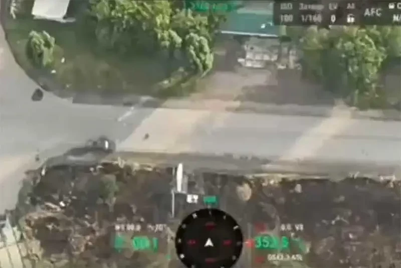Показаны снятые российским беспилотником, осуществляющим разведку в Покровске, новые кадры атаки ДРГ на пикап ВСУ