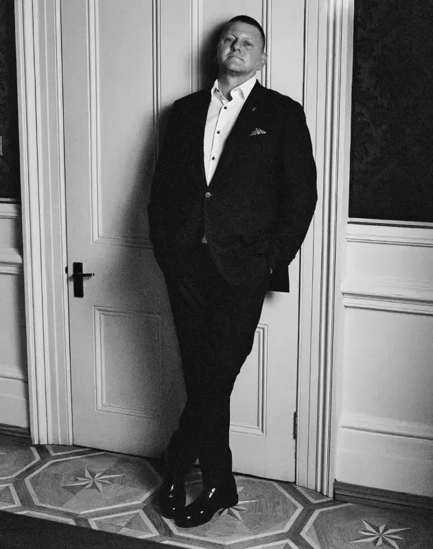 «Буржуа и дверь»: в модном журнале Vogue появилась статья генерала Залужного, где он предстал в новом образе