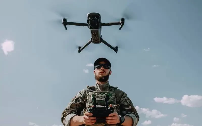 Желающая подписать «миллионный контракт» с ВСУ украинская молодежь теперь может выбирать между штурмовиком и оператором дронов