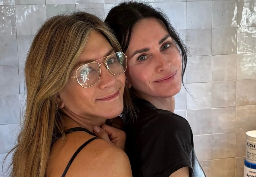 Дженнифер Энистон опубликовала редкие фотографии с друзьями