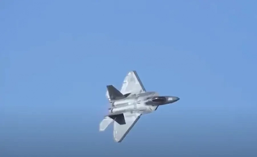 «Станет воздушным штабом для дронов»: в ВВС США решили превратить F-22 в истребитель 6-го поколения «на минималках»