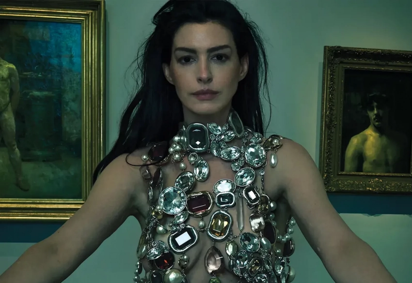 "Муж отлично готовит и рано встаёт". Энн Хэтэуэй снялась для Vogue в "голом" образе и рассказала о семье