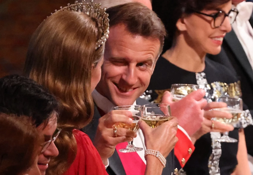 В сети обсуждают, как президент Франции Эммануэль Макрон "флиртовал" с Кейт Миддлтон