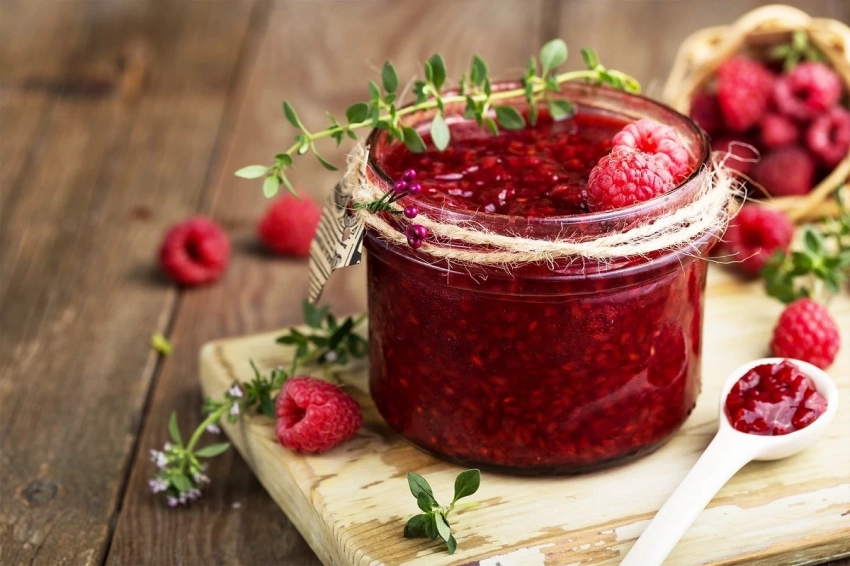 Классическое, с фруктами или со специями: 16 лучших рецептов варенья из малины