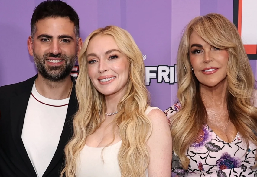 Линдси Лохан вышла в свет с мужем и матерью