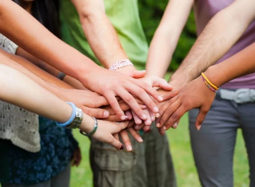 Международный день дружбы 30 июля 2025 года: поздравления и открытки для друзей, идеи подарков