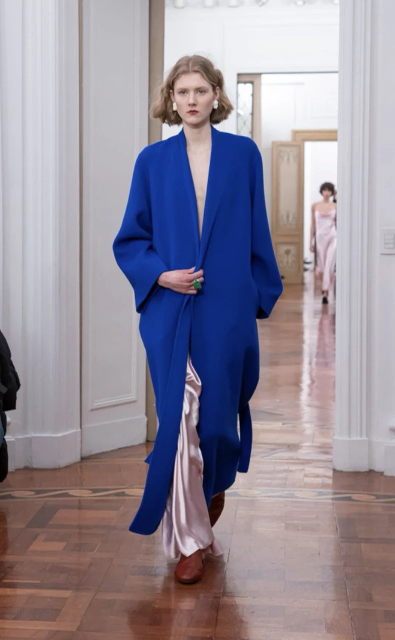 Нежная ностальгия: как добавить в осенний гардероб йогуртово-розовый цвет