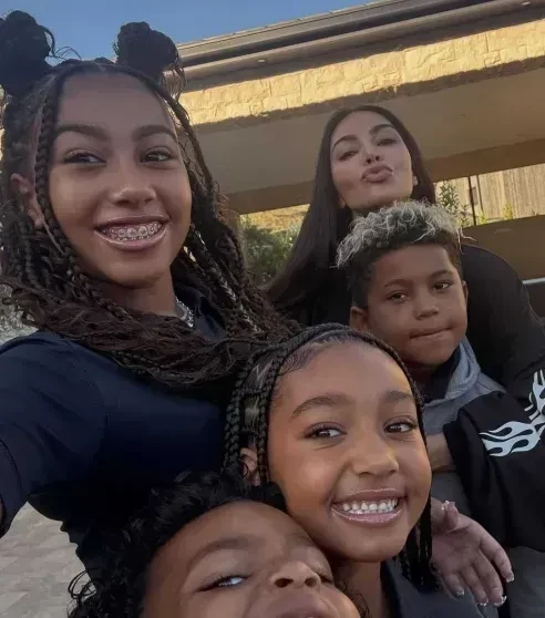 12-летнюю дочь Ким Кардашьян и Канье Уэста засняли во время семейного ужина в Риме