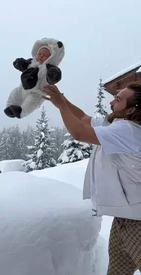 "Хайп выше ребёнка". Беременная жена блогера Косенко, который бросил младенца в сугроб, записала видео на вейке