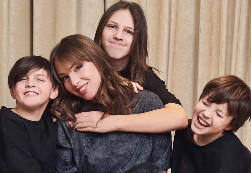 Полина Диброва уехала от мужа и "любовника" к детям