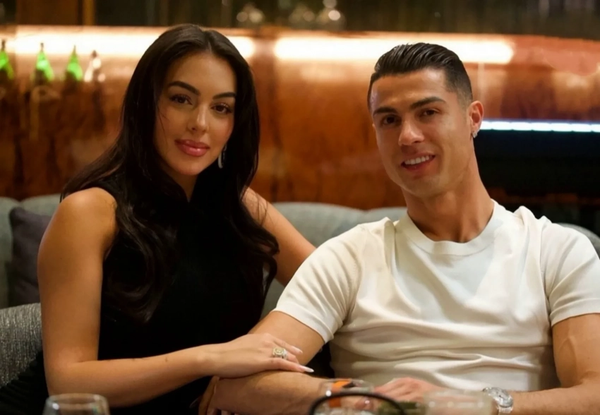 Электромобиль, часы, люксовая одежда: Криштиану Роналду потратил более 366 тысяч долларов на подарки Джорджине Родригес по случаю помолвки