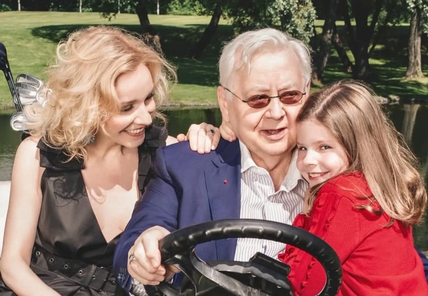 Марина Зудина показала архивные фото с Олегом Табаковым и их детьми