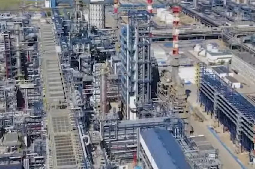 Атака дрона ВСУ на нефтеперерабатывающий завод в Краснодарском крае привела к возгоранию