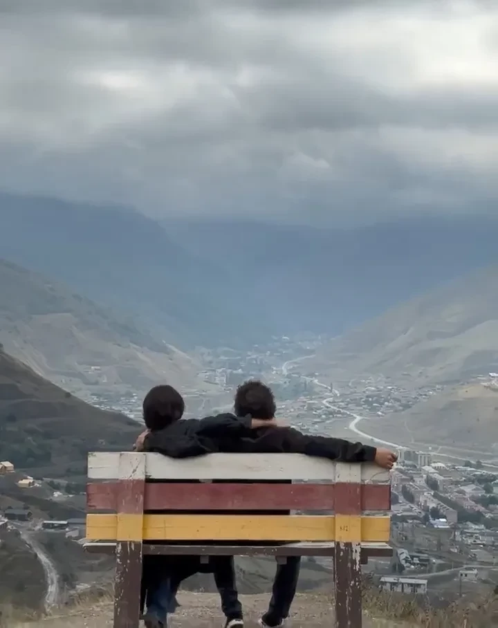 Место гибели Сергея Бодрова, горы и фото с ослом: Настя Ивлеева путешествует с мужем по Северной Осетии