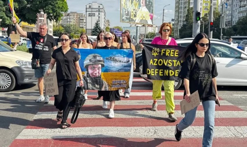 В Ивано-Франковске от кого-то требуют вернуть «защитников «Азовстали»