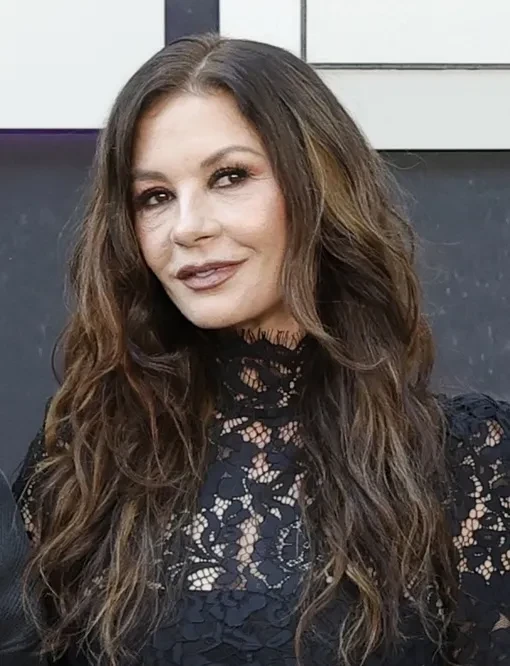 56-летняя Кэтрин Зета-Джонс вышла в свет в кружевном мини-платье