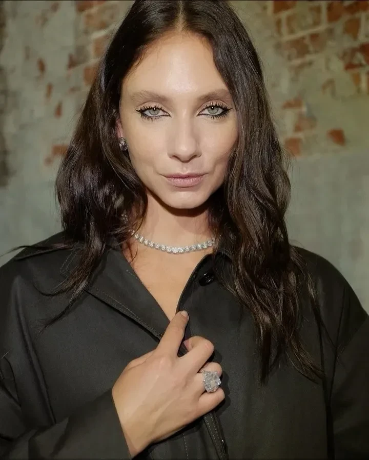 Жена главы Газпромбанка Андрея Акимова Даша Попова приняла участие в показе Александра Терехова