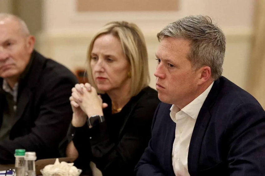 Дрисколл проводит в Абу-Даби закрытые встречи с представителями РФ - CBS News