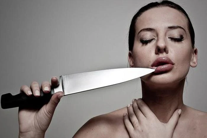 Суеверие о еде с ножа: откуда оно взялось и что означает