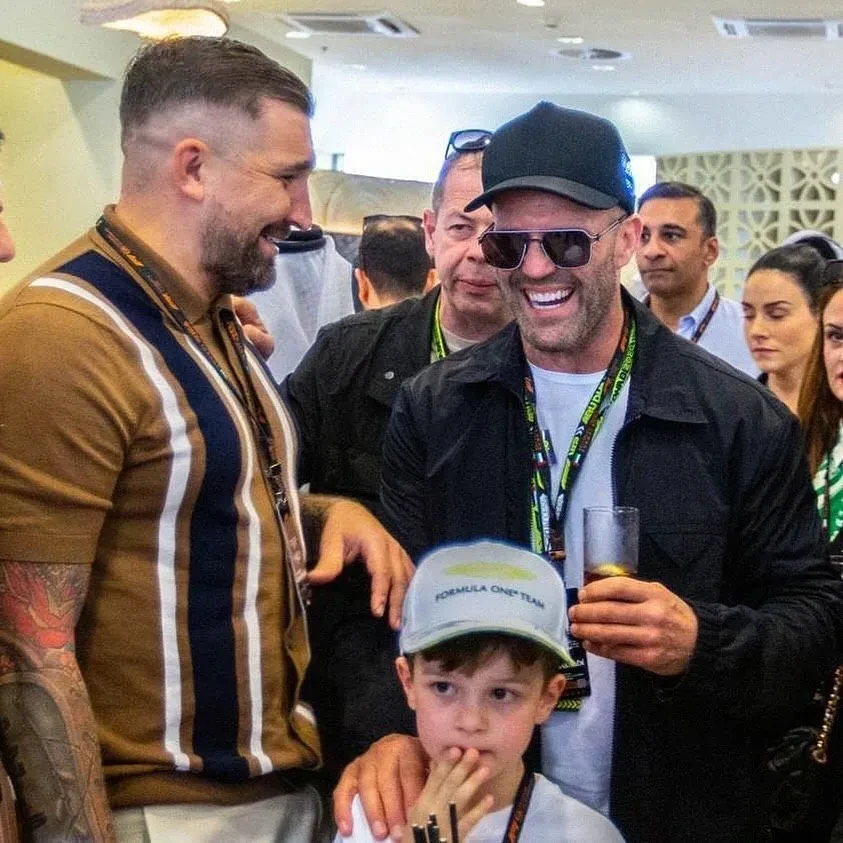 Джейсон Стэтхем с сыном, Баста с женой Еленой Вакуленко-Пинской, Оксана Самойлова и Эмили Ратаковски на Гран-при "Формулы-1"