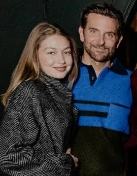 Сандра Буллок, Брэдли Купер с Джиджи Хадид и Роберт Дауни — младший на спектакле "В ожидании Годо" с Киану Ривзом в главной роли