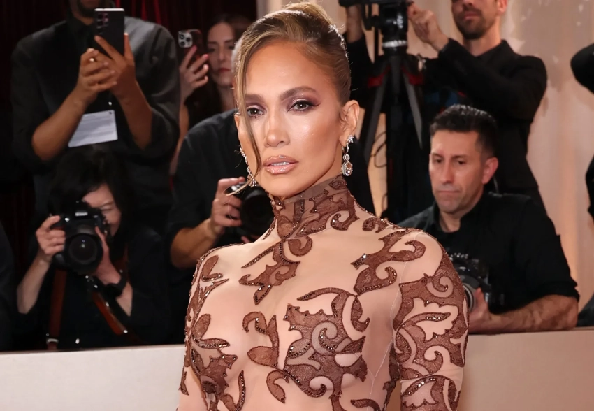 10 неудачных образов на красной дорожке "Золотого глобуса" — Дженнифер Лопес в "голом" платье, Лейтон Мистер в "скотче" и Чейз Инфинити в платье-"люстре"