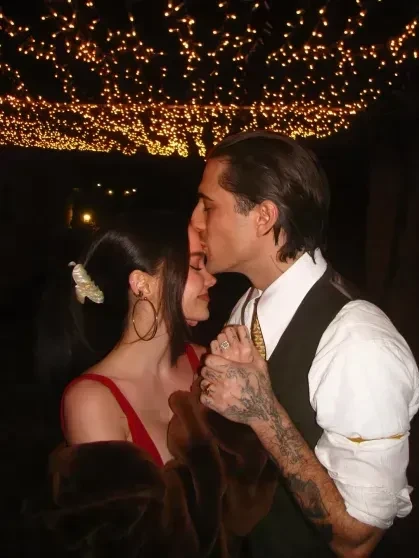 Фронтмен Måneskin Дамиано Давид с возлюбленной (в "платье невесты") вышли в свет после помолвки