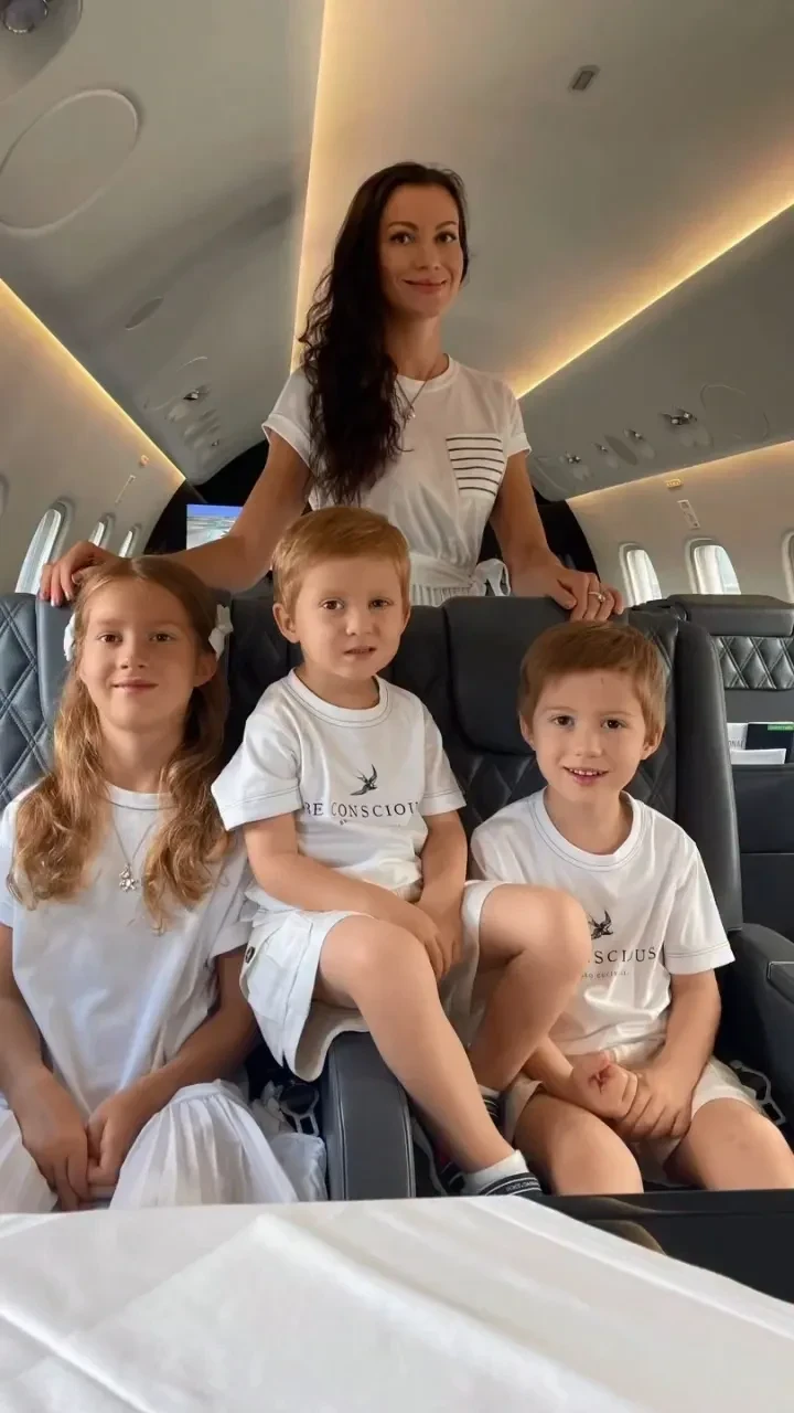 "Кажется, что это было в другой жизни". Ирина Болгар показала редкие фото с Павлом Дуровым и их детьми