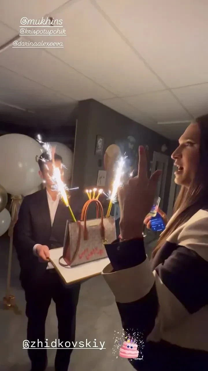 Торт в виде сумки и двойники именинника: Светлана Бондарчук, Кристина Потупчик, Мария Миногарова, Юлия Барановская устроили вечеринку-сюрприз в честь 30-летия Алексея Жидковского