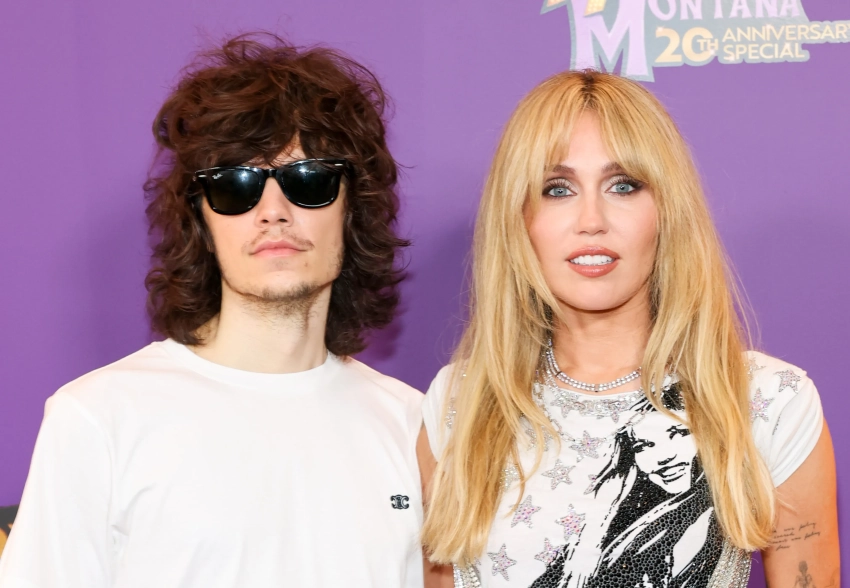 Майли Сайрус появилась на премьере "Ханны Монтаны" с бойфрендом и семьёй