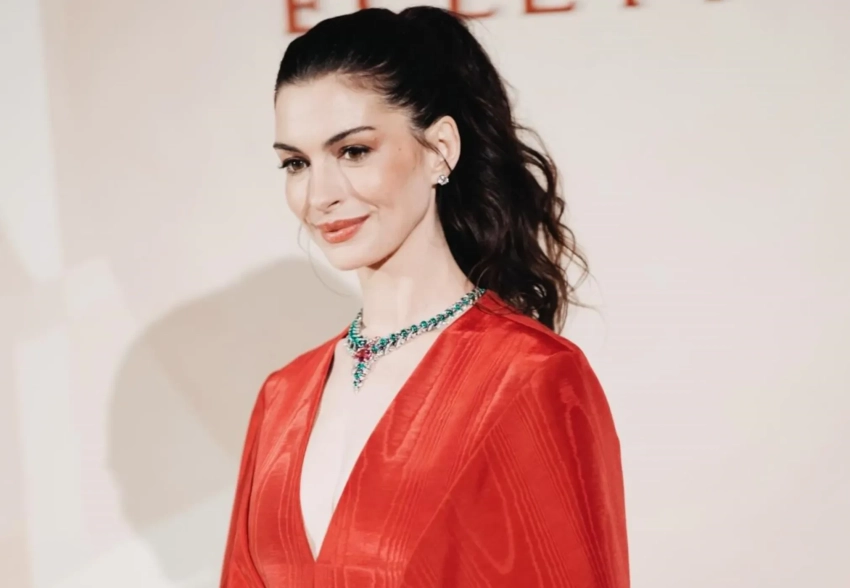 Энн Хэтэуэй, Дуа Липа, Приянка Чопра и Джейк Джилленхол на показе Bvlgari в Милане