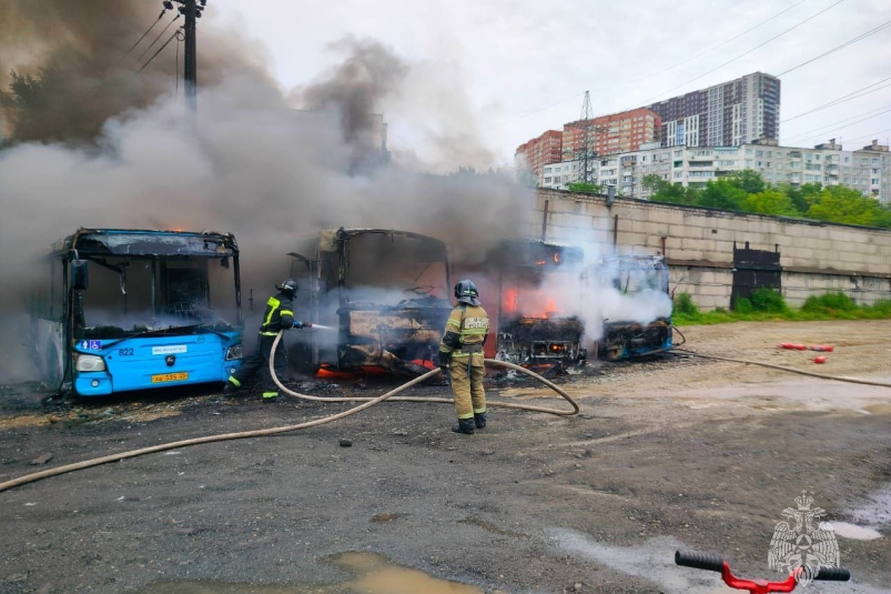 Огнеборцы потушили горящие автобусы во Владивостоке